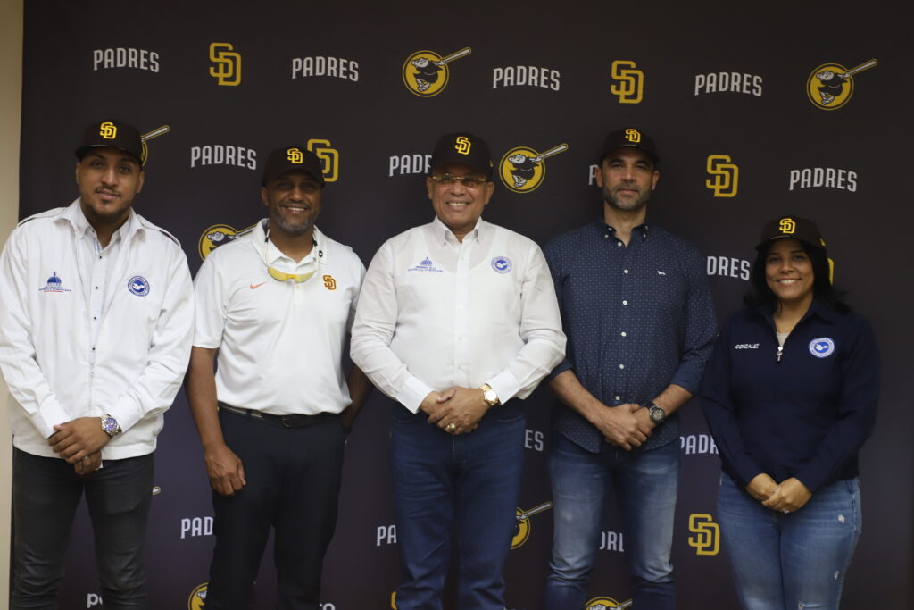 Con nuevo uniforme se reconoce Padres como el equipo de San Diego