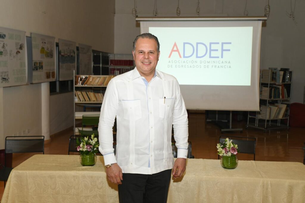 Es Iván Tapia actual presidente Ejecutivo de la Asociación Dominicana de Egresados de Francia (ADDEF)