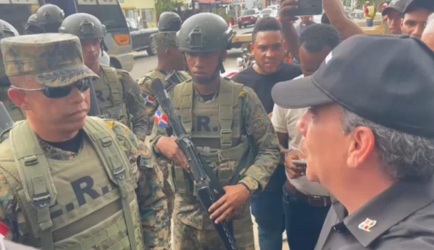 Roque Espaillat al ser detenido por los miembros del ejercito FUENTE EXTERNA