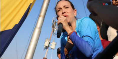 Opositora María Corina Machado, en un acto de campaña electoral celebrado en San Sebastián de los Reyes, estado de Aragua, Venezuela, el 12 de abril de 2024. [Foto: Nicole Kolster, VOA]