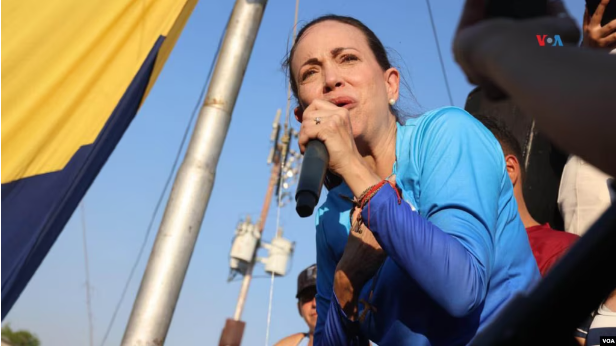 Opositora María Corina Machado, en un acto de campaña electoral celebrado en San Sebastián de los Reyes, estado de Aragua, Venezuela, el 12 de abril de 2024. [Foto: Nicole Kolster, VOA]