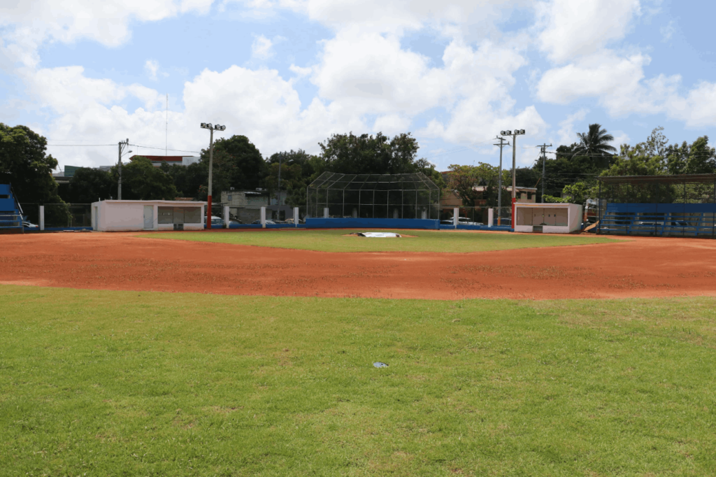 Vista del área reconstruida del complejo deportivo del Centro Educativo Juan Bautista Zafra, en Los Mina 