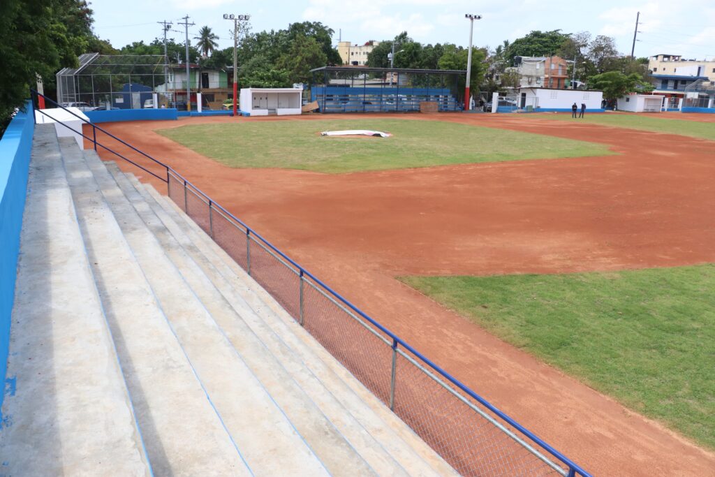 Panorámica del estadio de béisbol del complejo deportivo del Centro Educativo Juan Bautista Zafra, en Los Mina 