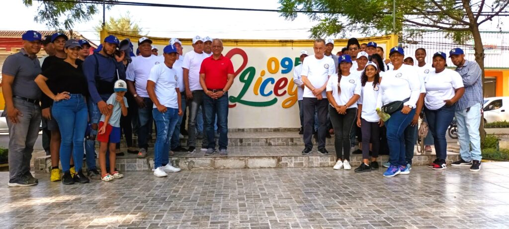 La imagen tiene un atributo ALT vacío; su nombre de archivo es El-grupo-principal-en-la-salida-desde-el-parque-Central-de-Licey-al-Medio-1024x461.jpeg