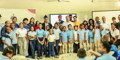 Director ejecutivo del Instituto Nacional de Educación Física, Alberto Rodríguez Mella, junto a jugadores de los Dodgers de Los Ángeles, alumnos del Centro Educativo Leonor Feltz, de Guerra, y varios técnicos del INEFI