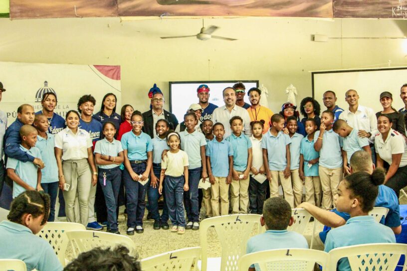 Director ejecutivo del Instituto Nacional de Educación Física, Alberto Rodríguez Mella, junto a jugadores de los Dodgers de Los Ángeles, alumnos del Centro Educativo Leonor Feltz, de Guerra, y varios técnicos del INEFI