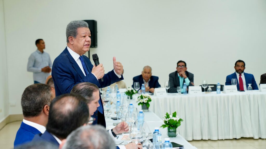 La imagen actual no tiene texto alternativo. El nombre del archivo es: Leonel-se-reune-con-industriales-y-comerciantes-en-Santiago-iniciando-asi-agenda-de-3-dias-en-la-provincia-scaled.jpeg