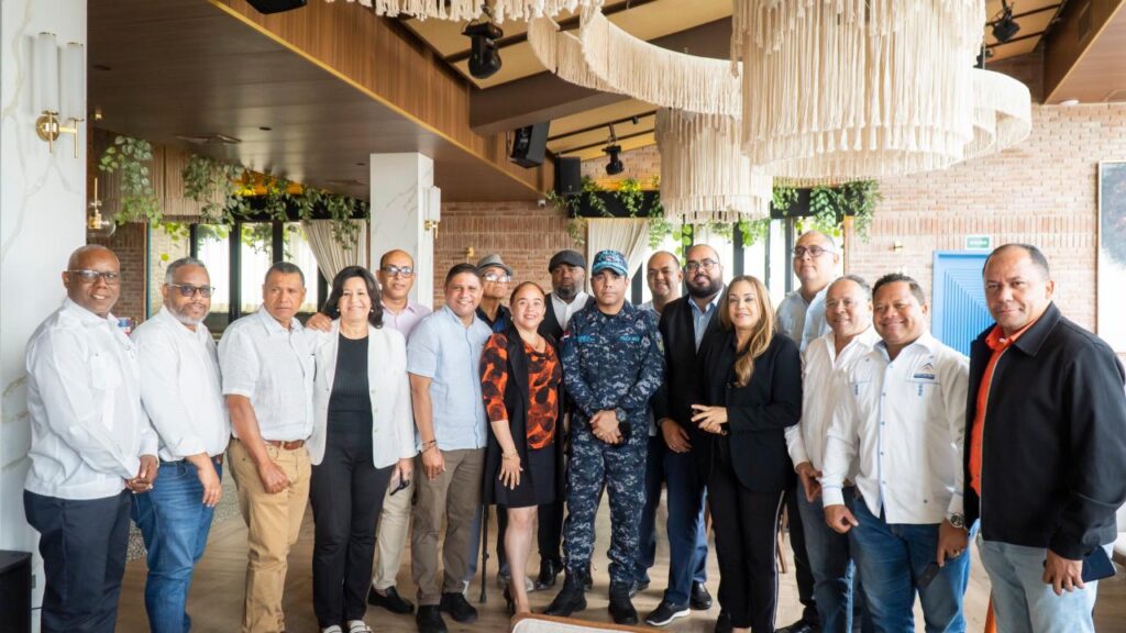 La imagen actual no tiene texto alternativo. El nombre del archivo es: Adompretur-y-Gremios-de-la-Prensa-se-reunen-con-nuevo-Director-Regional-la-Policia-Nacional-general-Jorge-Luis-Galan-Guerrero.jpeg