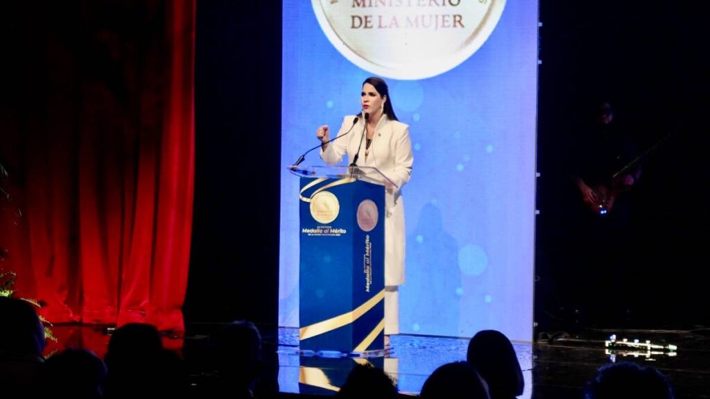 La imagen actual no tiene texto alternativo. El nombre del archivo es: Poder-Ejecutivo-reconoce-Angie-Martinez-con-la-Medalla-al-Merito.jpg