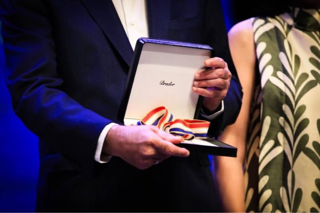 La imagen actual no tiene texto alternativo. El nombre del archivo es: Poder-Ejecutivo-reconoce-a-Angie-Martinez-con-Medalla-al-Merito.jpg