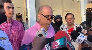 Mario Redondo Llenas responde preguntas de los periodistas.