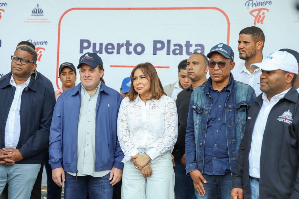 La imagen actual no tiene texto alternativo. El nombre del archivo es: Superate-entregara-segundo-Bono-Emergencia-a-mas-2000-familias-afectadas-por-lluvias-en-Villa-Montellano.jpg