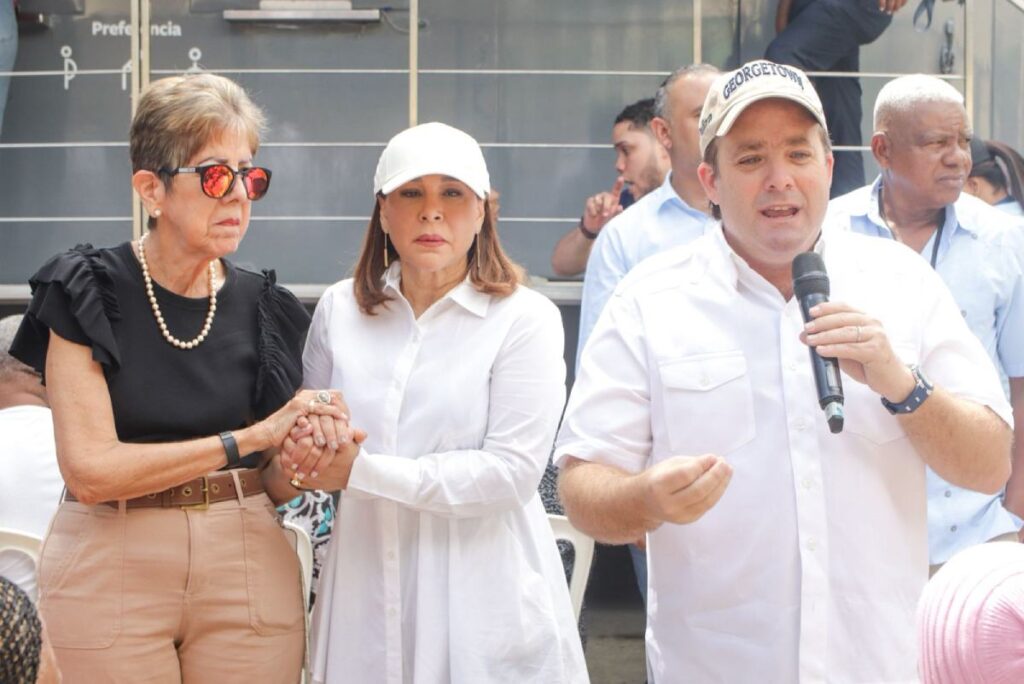 La imagen actual no tiene texto alternativo. El nombre del archivo es: Superate-entregara-segundo-Bono-Emergencia-a-mas-de-2000-familias-afectadas-por-lluvias-Villa-Montellano.jpg