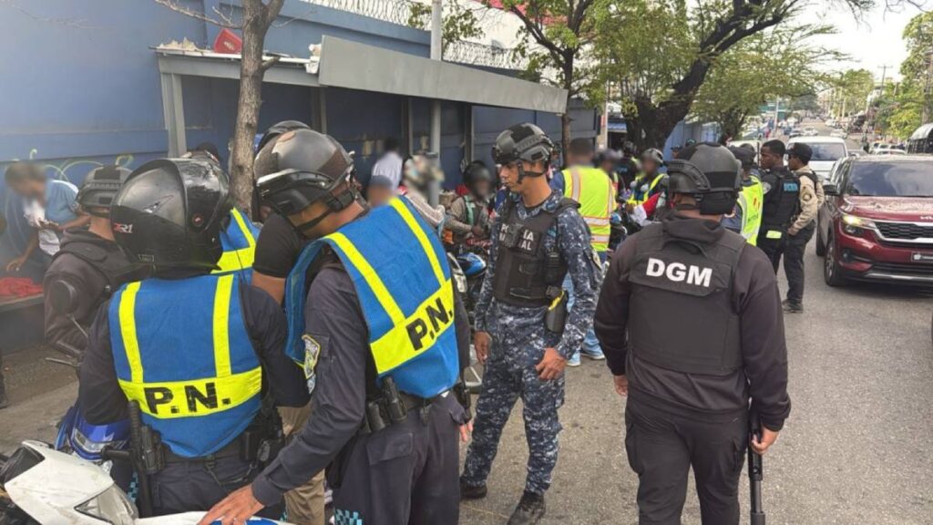 La imagen actual no tiene texto alternativo. El nombre del archivo es: DGM-detiene-a-742-extranjeros-condicion-migratoria-irregular-y-deporta-815-durante-operativos-realizados-viernes-a-nivel-nacional.jpg